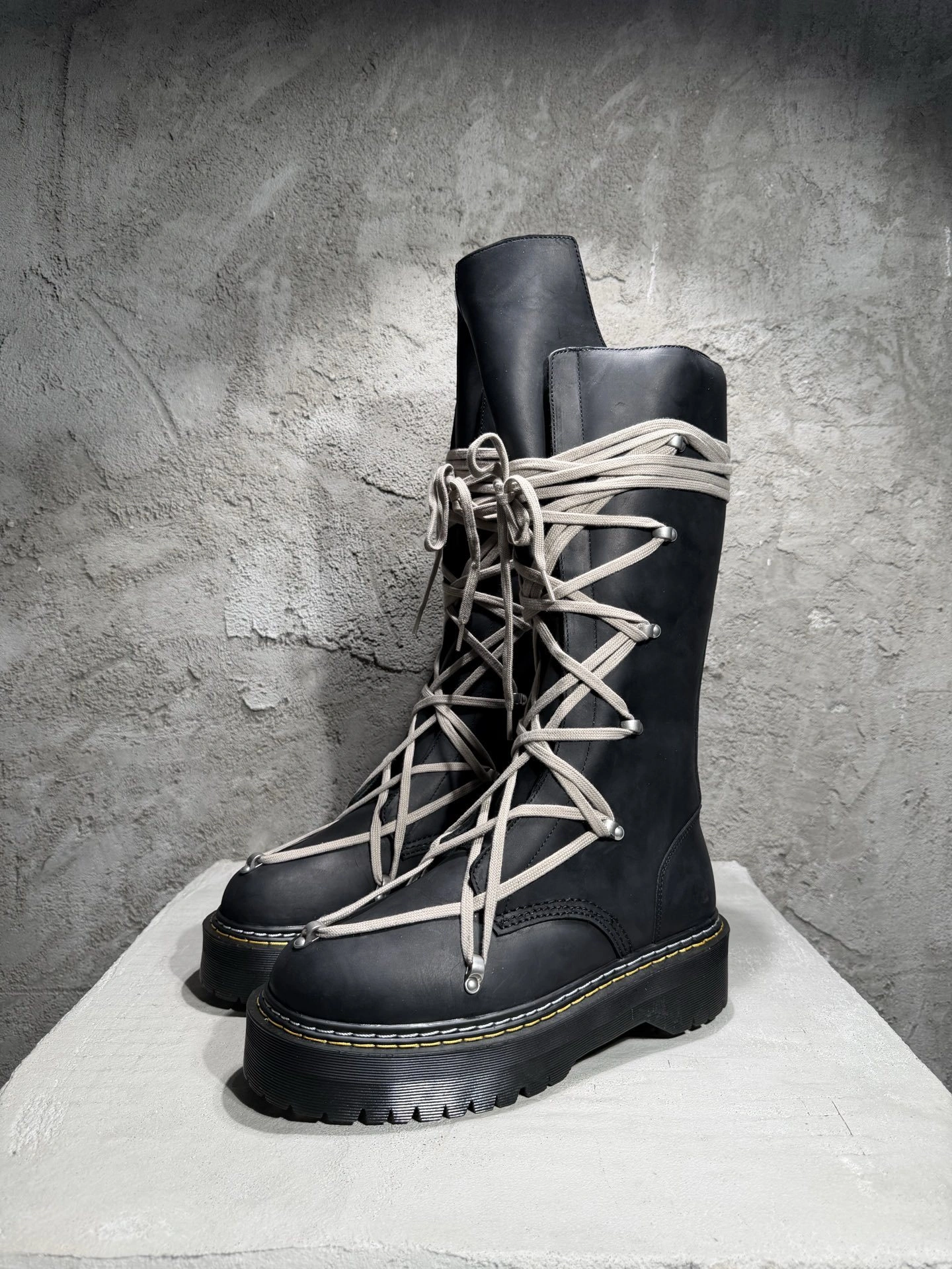 OOBB-- Ow59s DM02E68110001-09  DW02E68110001-09 Ow59s x Dr.Martin Calfskin cowhide item:F-X409B0221B